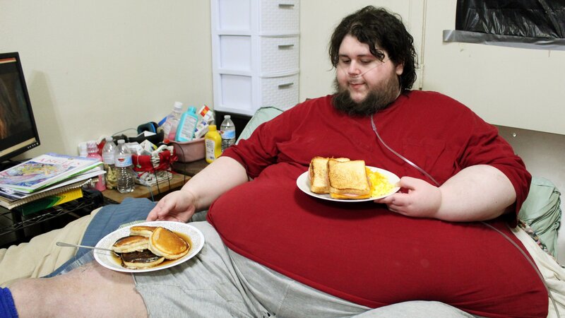 Tommy lays in bed with food – Bild: TLC /​ Discovery Communications, LLC