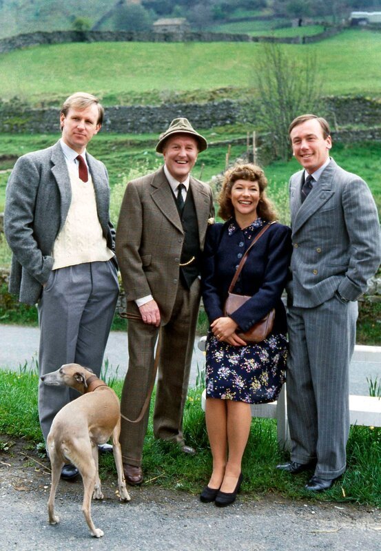 DER DOKTOR UND DAS LIEBE VIEH – WEIHNACHTSSPECIAL, „All creatures great and small“, v.l.n.r. Tristan Farnon (Peter Davison), Siegfried Farnon (Robert Hardy), Helen Herriot (Carol Drinkwater) und James Herriot (Christopher Timothy) – Bild: WDR/​BBC