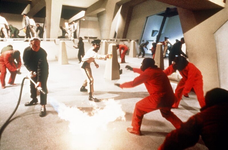 Mit grausamen Methoden werden die Affen in „Ausbildungslagern“ zu willigen Sklaven konditioniert … – Bild: Twentieth Century-Fox Film Corporation