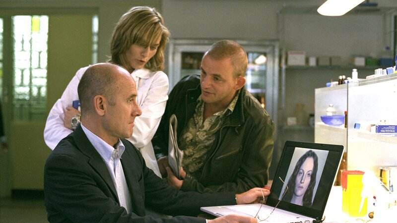 Dr. Robert Kolmaar (Ulrich Mühe, l.) hat das Aussehen einer unbekannten Toten rekonstruiert. Doch wer ist die Frau? Dr. Judith Sommer (Gesine Cukrowski, M.) und Jockel Löw (Dominique Horwitz, r.) rätseln ebenfalls. – Bild: ZDF