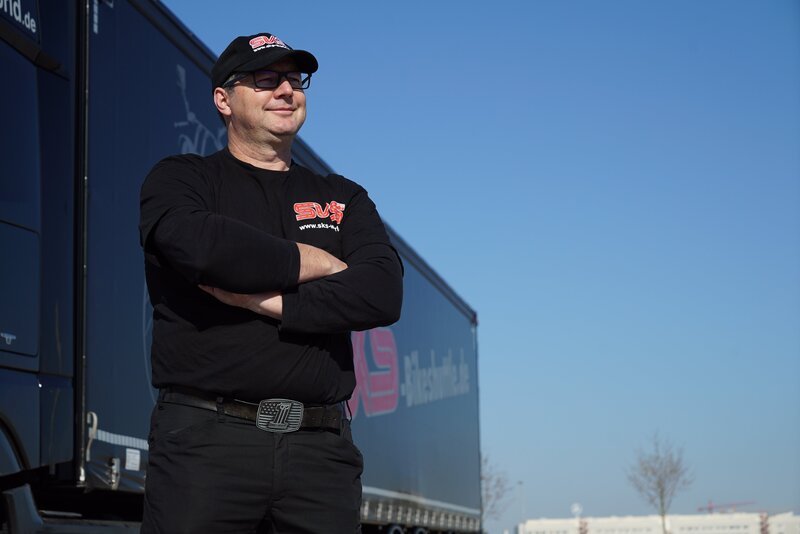 The truck driver enjoys the nice day. – Bild: Discovery Communications