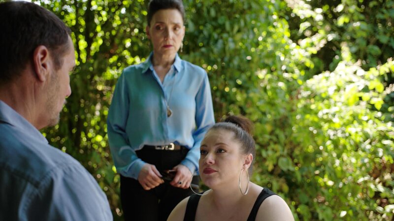 Richard (Silvan-Pierre Leirich) ist entschlossen, selbst für sich zu entscheiden. In der Mitte Simone (Tatjana Clasing), rechts Vanessa (Julia Augustin). – Bild: RTL /​ Stolz und Todesurteil