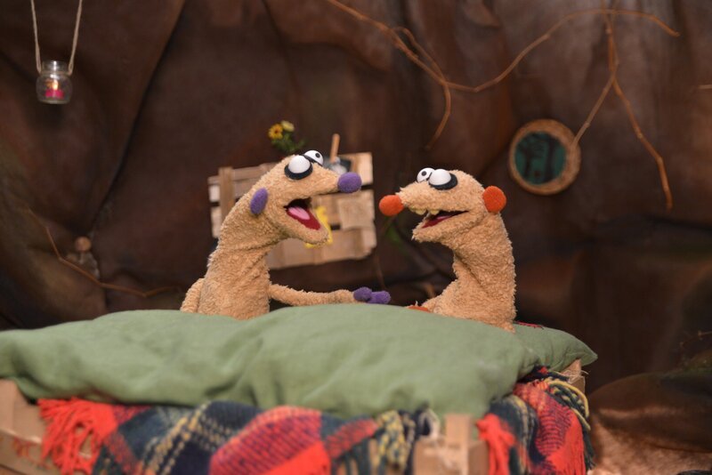 Ein unheimliches Geräusch in Ihrer Höhle lässt die Erdmännchen Jan und Henry glauben, sie hätten Besuch von einem knurrenden Bär. Sie ahnen nicht, dass das Geräusch eine ganz andere Herkunft hat. – Bild: rbb/​bigSmile Ent./​NDR/​MDR