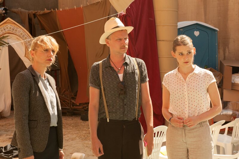 Dr. Eckart (Christina Große), Titus (Robert Stadlober), Jördis (Nadja Bobyleva). – Bild: BR/​NDR/​Novafilm GmbH/​Alva Nowak