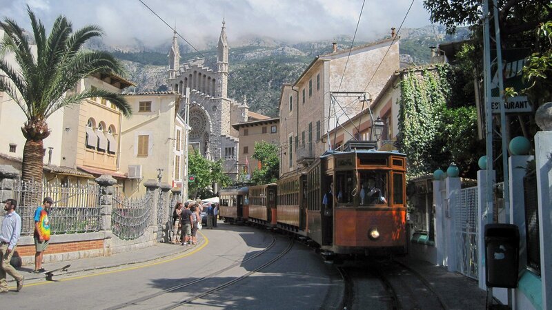 Die Straßenbahn von Sóller fährt durch die Stadt direkt in den Hafen, ans Meer. – Bild: 3sat