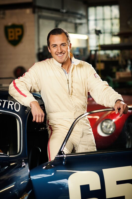 „auto mobil“ Rennfahrer Lance David Arnold liefert Hintergrundwissen aus der Praxis – gerade Vergleichstests auf der Rennstrecke machen ihm dabei immer wieder viel Spaß. – Bild: VOX/​Stephan Pick