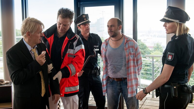 Robert Philipsen (Horst Kotterba, l.) wurde von seinem eifersüchtigen Nachbarn, Mark Eising (Christoph Tomanek, 2.v.r.) niedergeschlagen. Dr. Haase (Fabian Harloff, 2.v.l.) lässt ihn nach seiner Untersuchung zur Sicherheit ins EKH bringen. Melanie (Sanna Englund) und Mattes (Matthias Schloo, M.) nehmen derweil Mark Eising wegen Körperverletzung und Hausfriedensbruch fest. – Bild: ZDF