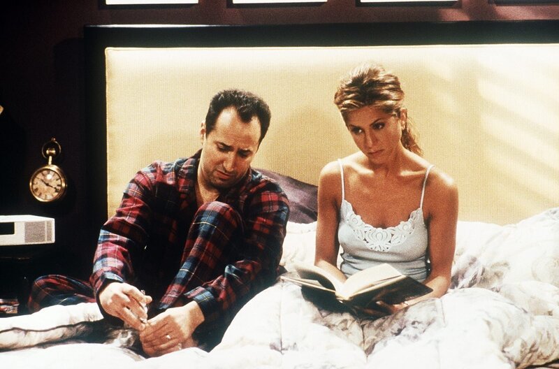 Was wäre wenn: Rachel (Jennifer Aniston, re.) ist mit Barry (Mitchell Whitfield) verheiratet. – Bild: Disney /​ Disney•Pixar /​ Lucasfilm LTD /​ Marvel. Alle Rechte Vorbehalten