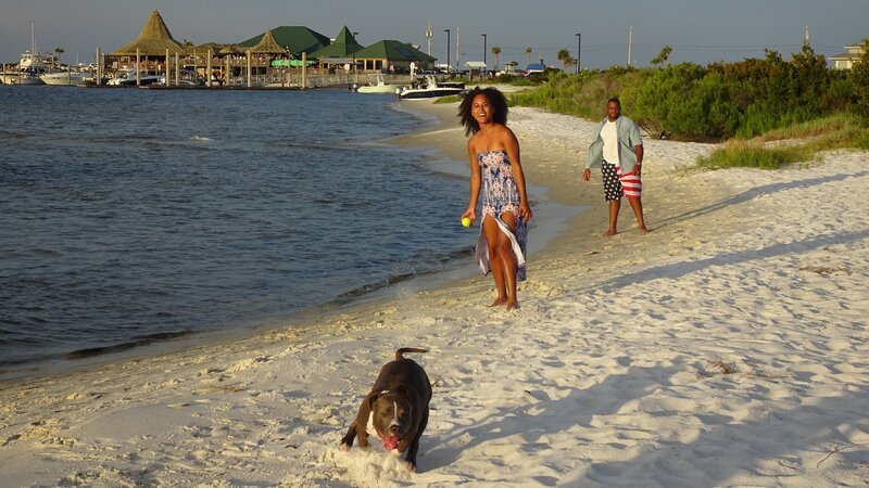 Shazza and Kathy play with their dog – Bild: HGTV /​ Scripps Networks, LLC