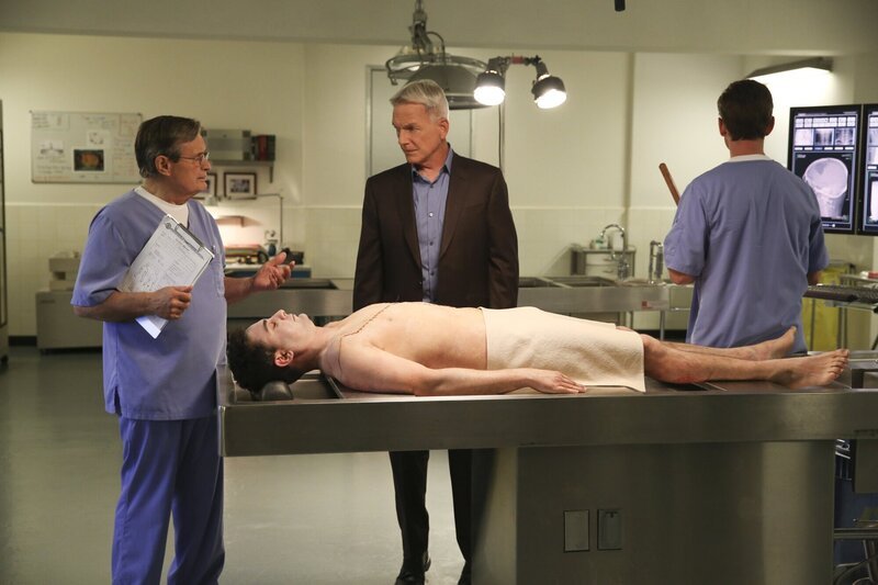 Wird die bedrohte Kongressabgeordnete Flemming genauso enden, wie die Leiche vor Ducky (David McCallum, l.)? Gibbs (Mark Harmon, M.) weiß noch nicht, mit welchen Kaliber er es dieses Mal zu tun hat … – Bild: CBS Broadcasting, Inc. /​ Michael Yarish