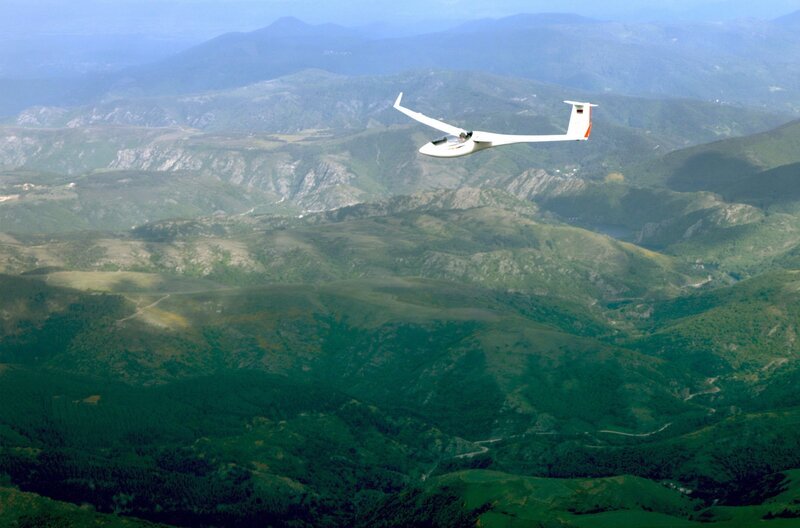 Frankreich von oben: Im Segelflugzeug hoch über den Bergen des Zentralmassivs ein eindrucksvolles Erlebnis – Bild: SWR/​Along Mekong Productions