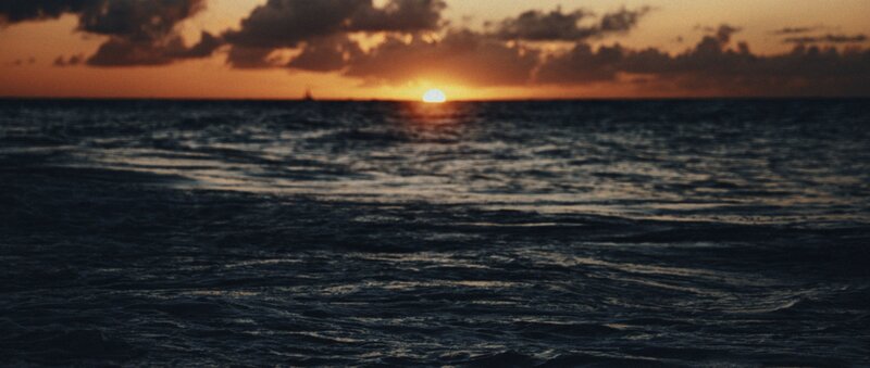 Die Sonne geht hinter dem Meereshorizont unter. (Kredit: Dash Pictures) – Bild: Disney+