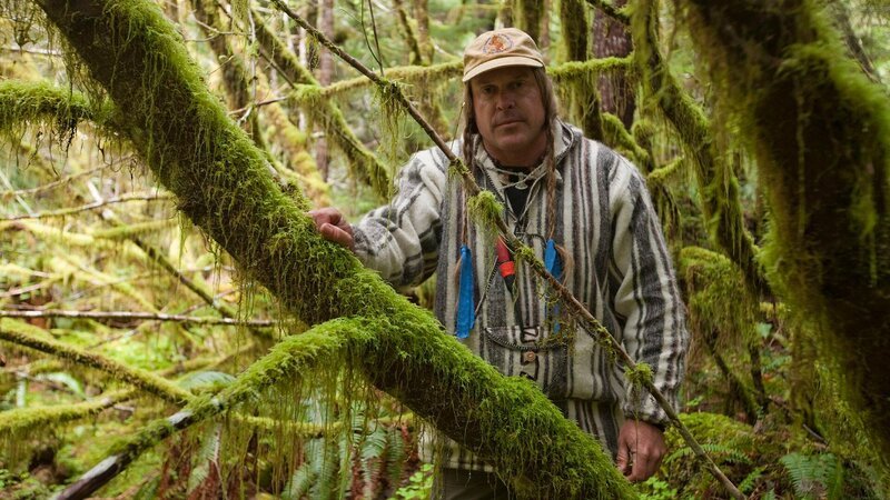 USA, Washington, Olympic National Forest, Cody Lundin in Pacific Northwest rainforest during Survivorhood filming – Bild: Discovery Communications LLC /​ Paul Souders