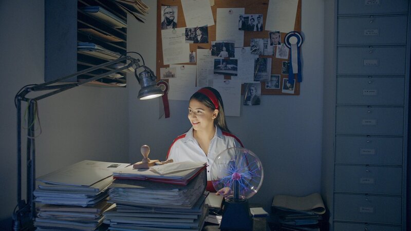 Lex (Rameet Rauli) von der Zeitreisenbehörde strebt nach höheren Aufgaben und ergreift die Chance, als sie von einem Auftrag erfährt. – Bild: ZDF und Nicolas Velter