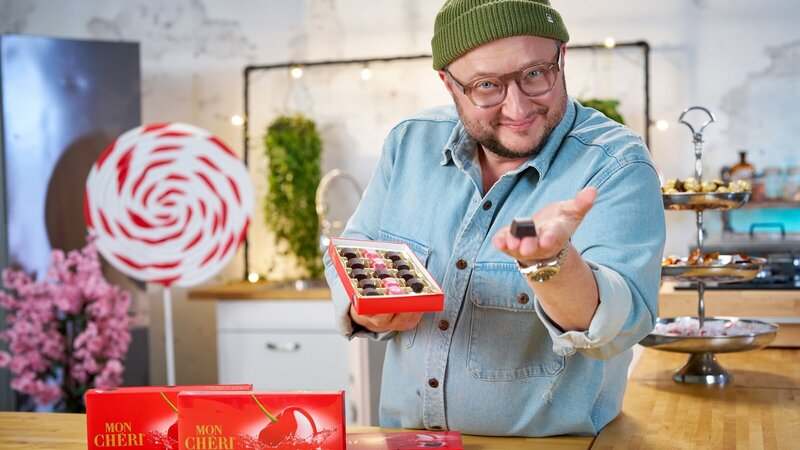 Ferrero hat ein Süßwaren-Imperium geschaffen. Nutella, Kinderschokolade oder Mon Chéri – die Produkte des Unternehmens sind weltweit bekannt. Produktentwickler Sebastian Lege entschlüsselt das Erfolgsrezept und deckt die Maschen des Konzerns auf. – Bild: ZDF und Guido Engels