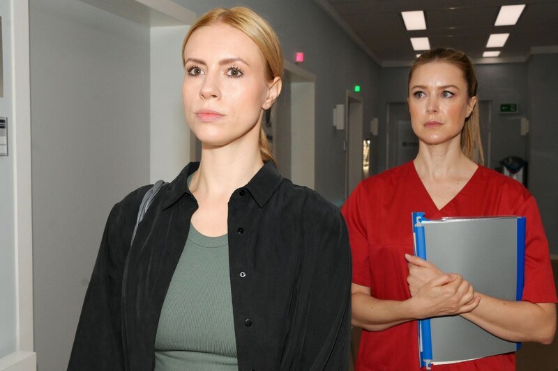 Zoe (Lara Dandelion Seibert, l.) gibt sich vor Jessica (Nina Ensmann) zuversichtlich, was den Prozess um das Sorgerecht für Clara betrifft. – Bild: RTL /​ Rolf Baumgartner /​ Tiefer Graben