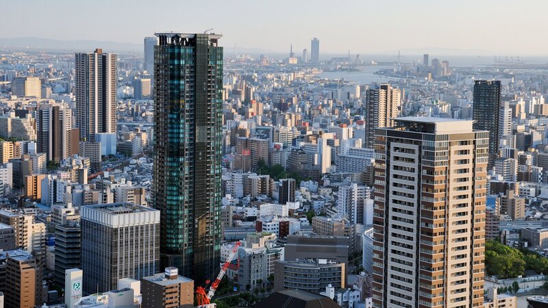 Die Stadt Osaka, Blick vom Umeda Sky Building. – Bild: ZDF und SRF/​Reto Vetterli