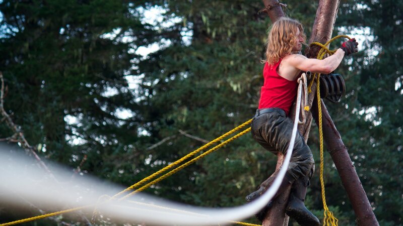 Bear Brown climbs piling. – Bild: Discovery Communications