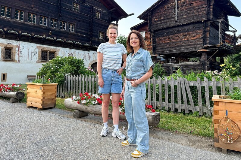 SRF DOK Umbruch im Bergdorf – Von der Zukunft in den Alpen. Kathrin Hönegger und Mona Vetsch in Ernen/​VS – Bild: SRF