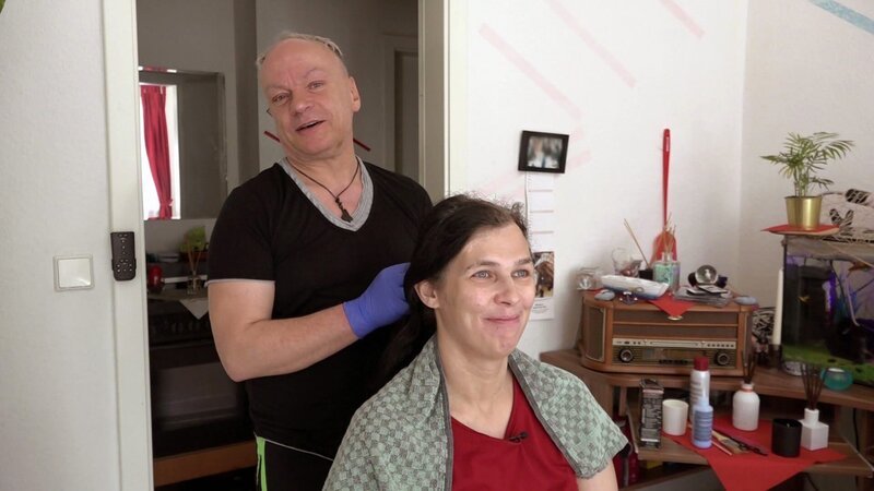 Nicole steht derweil kurz vor ihrem vierzigsten Geburtstag. Damit sie ihr neues Lebensjahr gebührend feiern kann, braucht sie dringend einen neuen Look. Franzi (li.) kümmert sich um ihre Haarpracht. – Bild: RTLZWEI