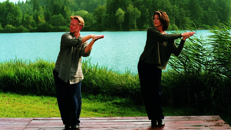 Integrales Qi Gong zeigt einen Einblick in die Welt des Qi Gong mit seinen unterschiedlichen Wirkungsweisen und Übungsschwerpunkten aus den verschiedenen Traditionen und Methoden des Daoismus und des Chan (Zen-) Buddhismus. Andreas W. Fritsch und Eva Rehle stellen neben verblüffend einfachen Übungen wie die „Schüttelübung“, den „Dreifachen Erwärmer regulieren“ und „Stehen wie ein Baum“, faszinierende Bewegungsabläufe wie der „Schwimmende Drache“, oder die „Meisterübung“ vor. – Bild: BR /​ PSF Film + Video GmbH