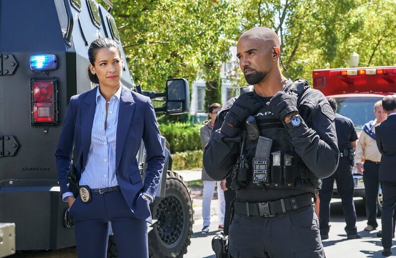 L- R: Jessica Cortez (Stephanie Sigman) and Daniel ‚Hondo‘ Harrelson (Shemar Moore) – Bild: RTL /​ Sony Pictures Television Inc. and CBS Studios Inc.