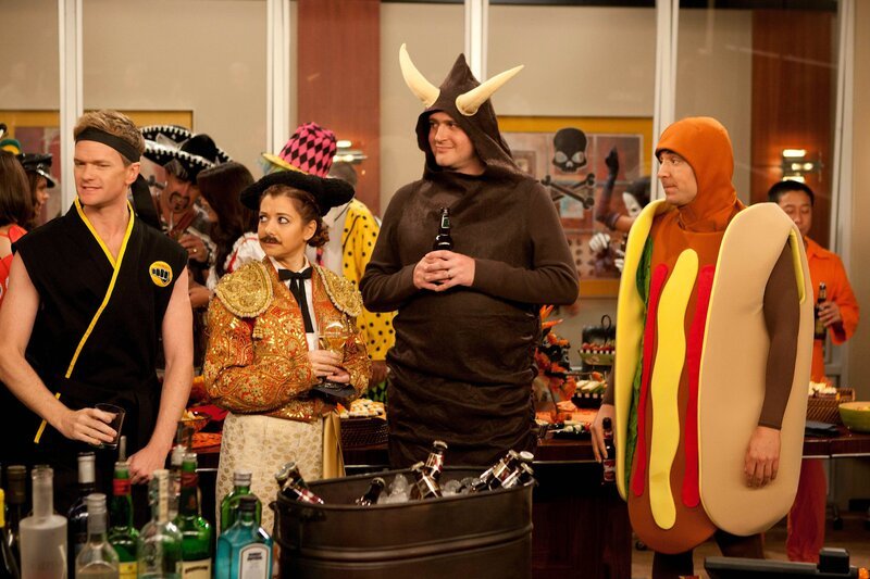 Es ist Halloween: Ted (Josh Radnor, r.), Marshall (Jason Segel, 2.v.r.), Barney (Neil Patrick Harris, l.) und Lily (Alyson Hannigan, 2.v.l.) feiern gemeinsam, nur Robin taucht nicht auf. Die Freunde machen sich Gedanken, wo sie stecken könnte … – Bild: 20th Century Fox International