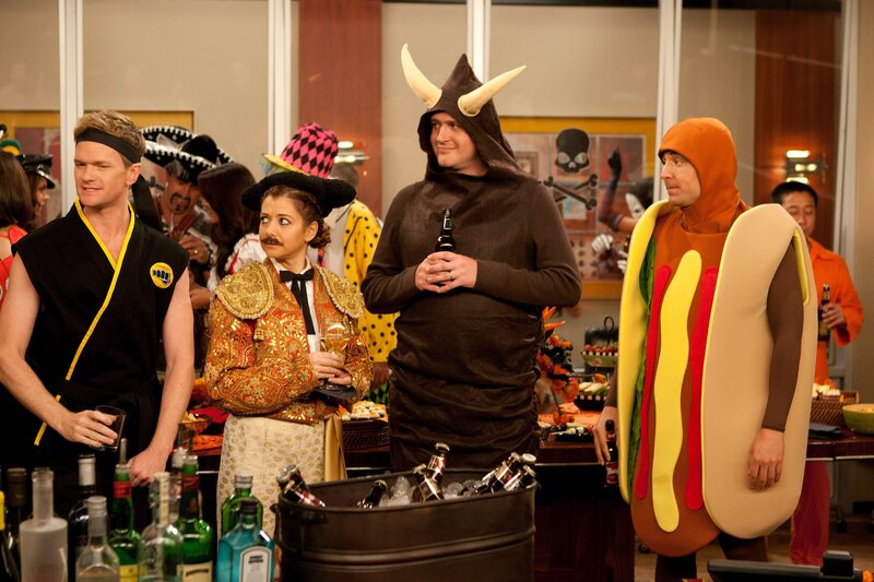 Es ist Halloween: Ted (Josh Radnor, r.), Marshall (Jason Segel, 2.v.r.), Barney (Neil Patrick Harris, l.) und Lily (Alyson Hannigan, 2.v.l.) feiern gemeinsam, nur Robin taucht nicht auf. Die Freunde machen sich Gedanken, wo sie stecken könnte … – Bild: 20th Century Fox International
