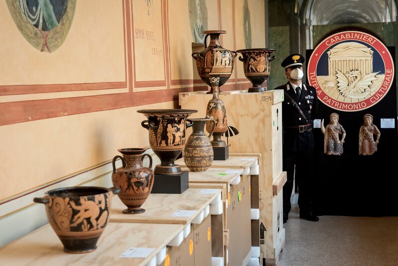 ROM, ITALIEN: Ein Offizier des Schutzkommandos des Kulturerbes der Carabinieri steht Wache neben einigen der geborgenen wertvollen Gegenstände. – Bild: Stefano Montesi – Corbis /​ Corbis via Getty Images /​ Corbis News
