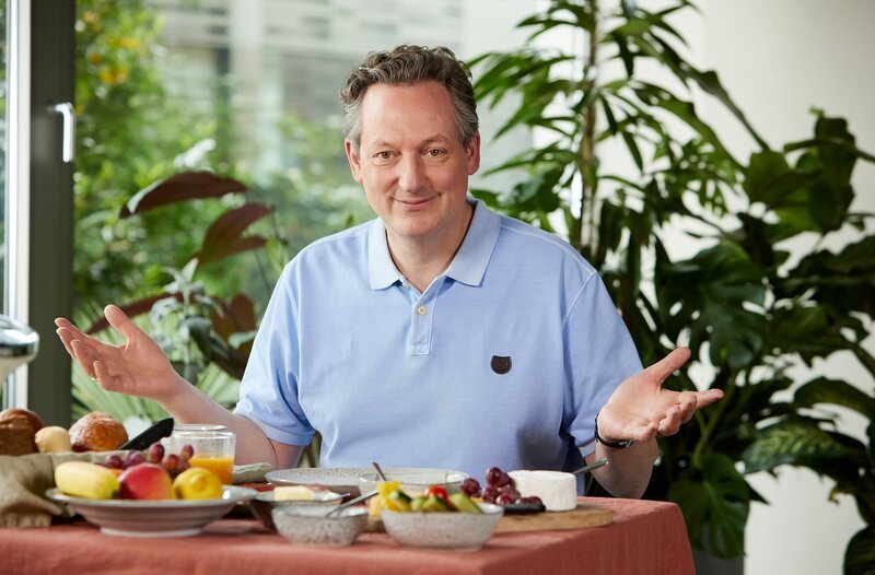 Was passiert mit unserem Frühstück, wenn es keine Bienen mehr gibt? Warum gerade Wildbienen bedroht sind und welche anderen Insekten wichtig für unser Überleben sind, erklärt Eckart von Hirschhausen in Wissen vor acht – Erde. – Bild: ARD/​Kai Schulz