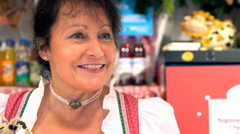 Manuela Weitner, Seniorchefin des Würstelstands Wurstmichl war einmal Münchner Kindl. Weiteres Bildmaterial finden Sie unter www.br-foto.de. – Bild: BR/Daniel Delbeck Manuela Weitner, Seniorchefin des Würstelstands Wurstmichl war einmal Münchner Kindl. Weiteres Bildmaterial finden Sie unter www.br-foto.de. – Bild: BR/Daniel Delbeck