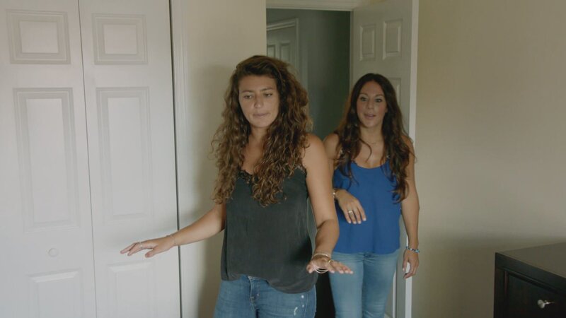 Eine Unternehmerin aus Los Angeles spürte von Beginn an eine tiefe Verbundenheit zu den Menschen, der Kultur und Atmosphäre in Nassau, der Hauptstadt der Bahamas. Da sie flexibel von überall aus arbeiten kann, will sie das aufgeregte L.A.-Leben hinter sich lassen und im entspannten Paradies weiter an ihrer Karriere feilen. – Bild: HGTV