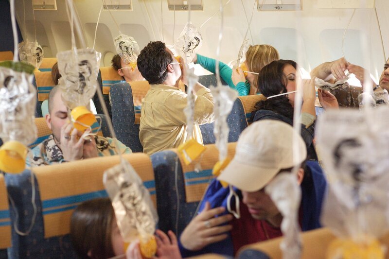 Sauerstoffmasken fallen herunter – besorgte Passagiere beeilen sich, sie aufzusetzen – Bild: Cineflix