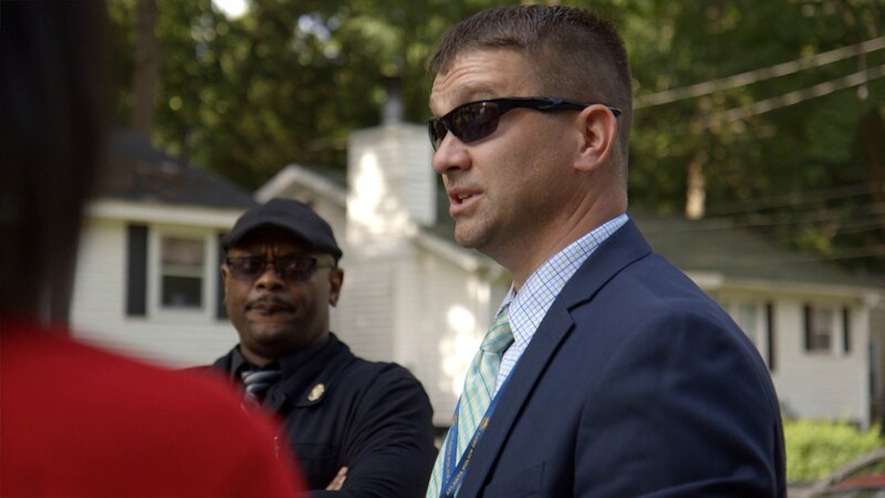 Detective Smith holt Informationen von der Familie des Opfers ein. – Bild: A&E