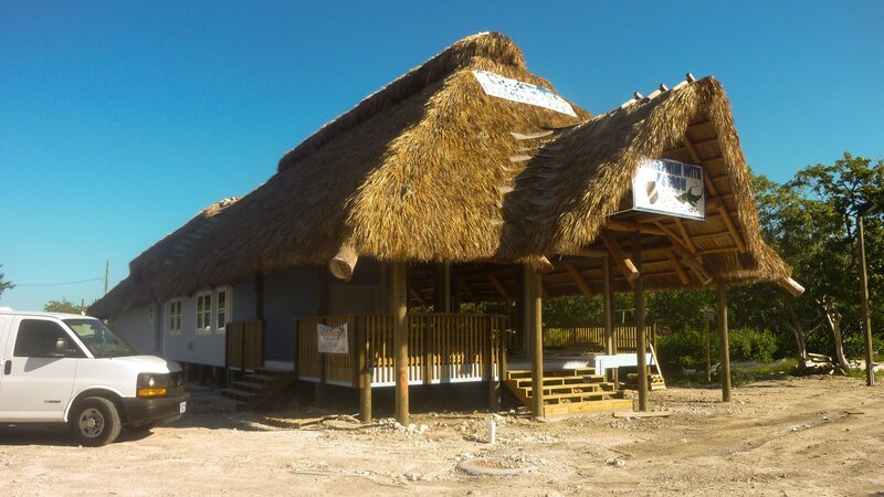 The main building with a grass roof at Dynasty Marine. – Bild: Discovery Communications