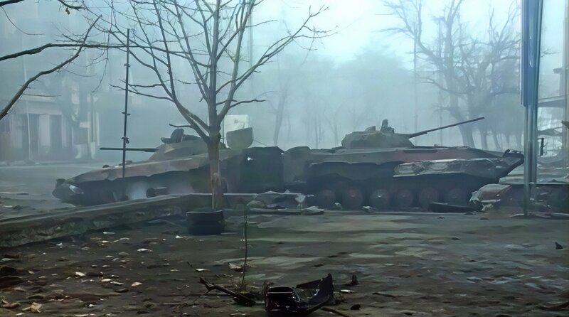 Zerstörte russische Panzer in Grosny im Januar 1995. – Bild: rbb/​Artem Demenok