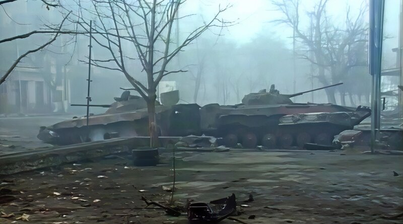 Zerstörte russische Panzer in Grosny. – Bild: rbb/​Artem Demenok