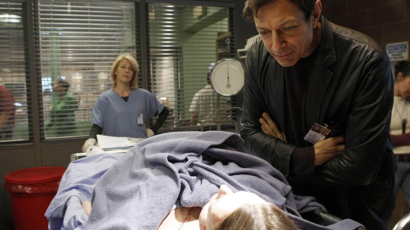 Dr. Elizabeth Rodgers (Leslie Hendrix) und Zach Nichols (Jeff Goldblum) nehmen die Leiche von Grace Purefoy (Laura Campbell) in Augenschein. – Bild: RTL /​ USA Network /​ Will Hart