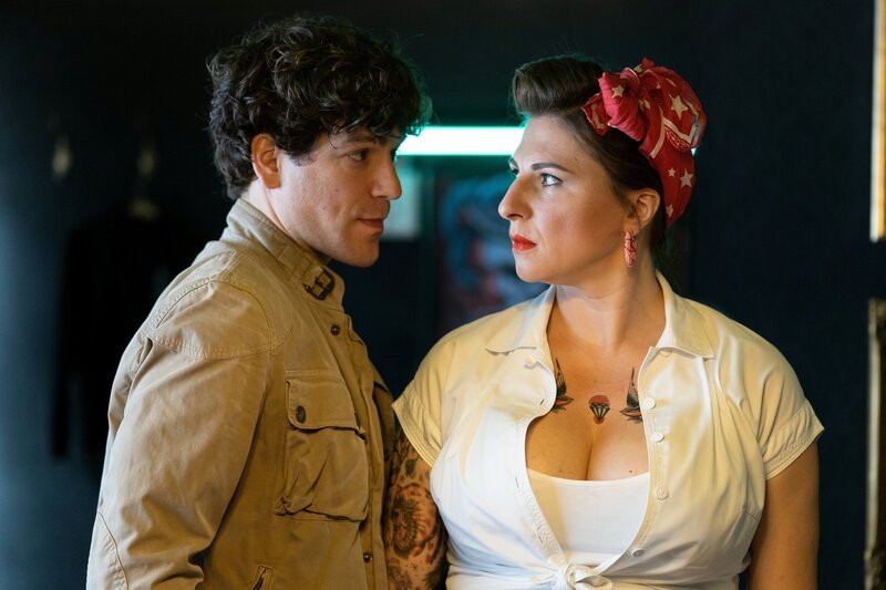 Susi Maruhn (Lisa Jopt) schwört Korbinian Kirchner (Jonathan Hutter) während der Haftstrafe ihres Partners Heiko zu ihm gehalten zu haben. Doch etwas scheint sie zu verschweigen. Hat sie ihm zur Flucht verholfen? – Bild: Michael Marhoffer