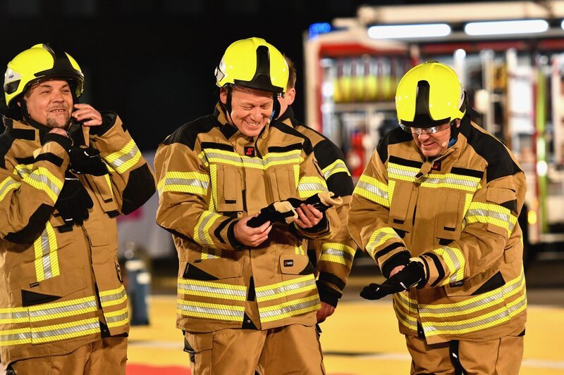 (v.l.) Tim Mälzer, Jens „Knossi“ Knossalla, Elton (Feuerwehr-Challenge) – Bild: RTL /​ Steffen Z Wolff