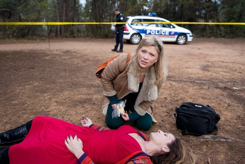 Candice Renoir (Cécile Bois) am Tatort der toten Maud Bucaille. Wurde die Mutter einer kleinen Tochter getötet oder war es doch Selbstmord? – Bild: FTV /​ Telfrance /​ Fabien Malot