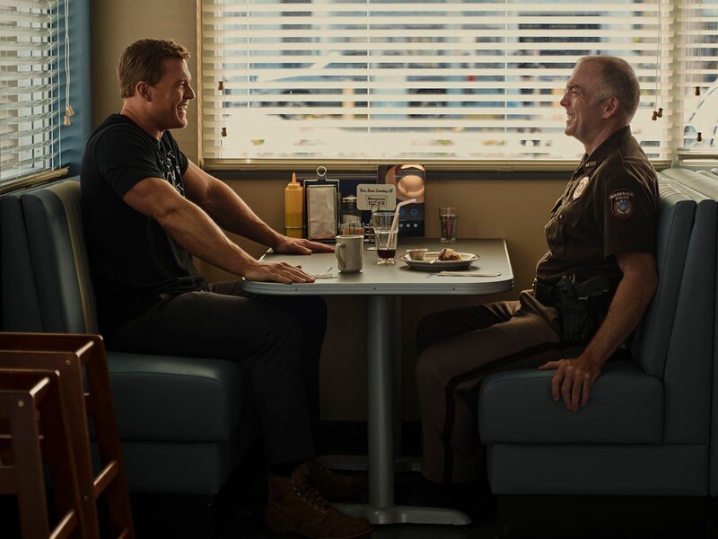 L-R: Alan Ritchson als Jack Reacher und Hugh Thompson als Officer Baker. – Bild: Amazon