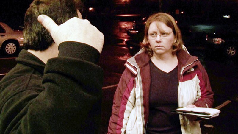 Ein Mann und eine Frau stehen auf dem Parkplatz – Bild: Crime + Investigation /​ A+E Networks