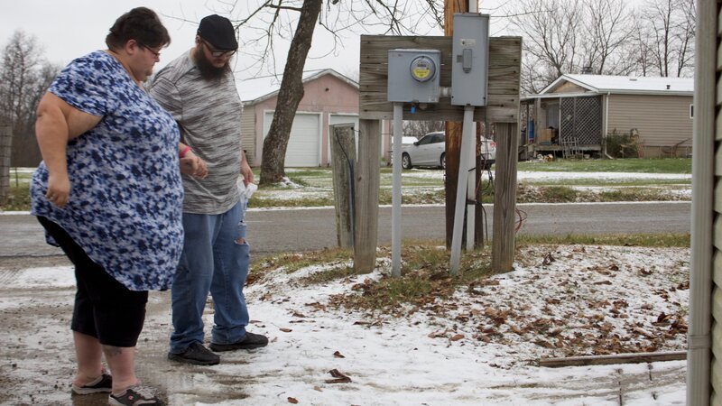 Krystal stands outside car – Bild: TLC /​ Photobank: 37500_ep901_003 /​ Discovery Communications, LLC