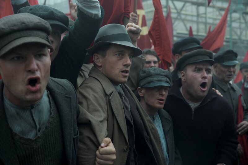 Gereon Rath (Volker Bruch) mischt sich unter die Demonstranten am 1. Mai. – Bild: X Filme Creative Pool Entertainment GmbH /​ Degeto Film GmbH /​ Beta Film GmbH /​ Sky Deutschland GmbH /​ Frédéric Batier