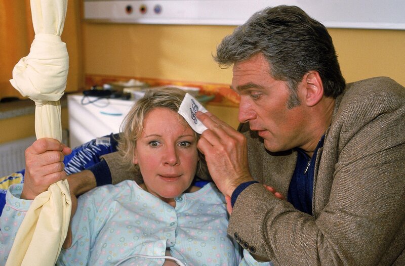 Erschöpft liegt Nikola (Mariele Millowitsch) in Schmidts (Walter Sittler) Armen, der sich liebevoll um sie kümmert – Bild: RTLup