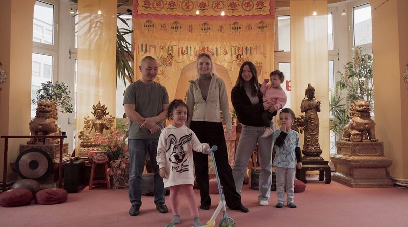 Mariellas Familie: Ihre Mutter Maria, ihr Papa Lin, ihre Schwestern Saniya, Mia, Mala und ihr Bruder Johnny. – Bild: rbb/​Julia Geiß