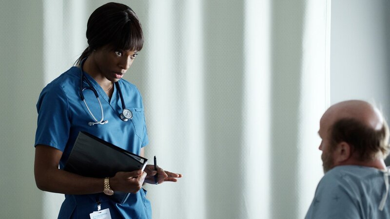 Transplant – Ein besonderer Notarzt, Staffel 2, Folge 4. Die Ärztin informiert über die Behandlungsoptionen: Ayisha Issa als June Curtis. – Bild: SRF /​ Sphere Media 2020 inc.