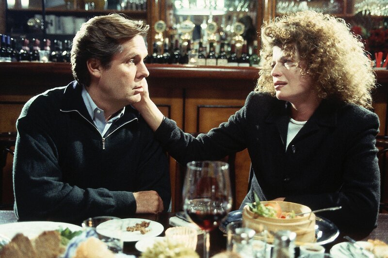 Für Stefan (Sigmar Solbach) heißt es Abschied nehmen: Er trifft sich ein letztes Mal mit Vanessa (Denise Virieux) in ihrem Lieblingslokal. Er kann immer noch nicht verstehen, warum sie ihren Mann nach Brasilien begleiten will … – Bild: RTL Passion