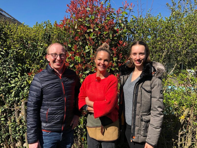 Bente Barck (r.) und Jens Ditzen haben am Niederrhein ein schönes Haus bezogen. Leider wurde der dazugehörige Garten von den Vorbesitzern kaum gepflegt und soll nun dringend den Wünschen und Ansprüchen des jungen Paares angepasst werden. Eva Brenner bittet die Gartenprofis Nico Sollazzo und Marius Surmann, Konzepte für den Garten zu entwickeln. – Bild: ZDF